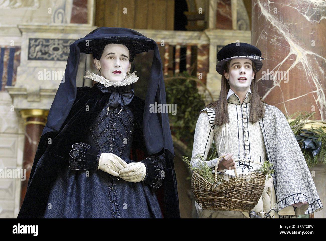 l-r: Mark Rylance (Olivia), Michael Brown (Viola) in TWELFTH NIGHT by Shakespeare at Shakespeare's Globe, London SE1  22/05/2002  design: Jenny Tiramani   Master of Play (director): Tim Carroll Stock Photo