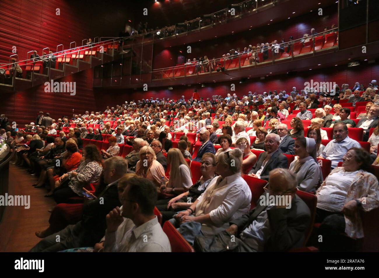 Theater audience hi-res stock photography and images - Alamy