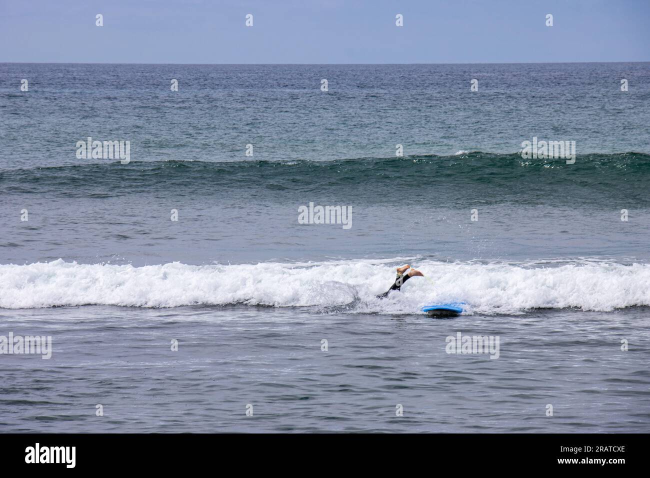 Surfer caído recientemente con las piernas hacia arriba en Maspalomas, Gran Canaria, España Stock Photo