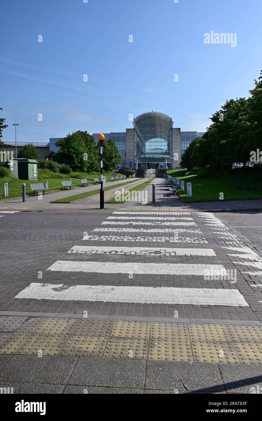 Pedestrian crossing leading to one of the entrances to The Mall
