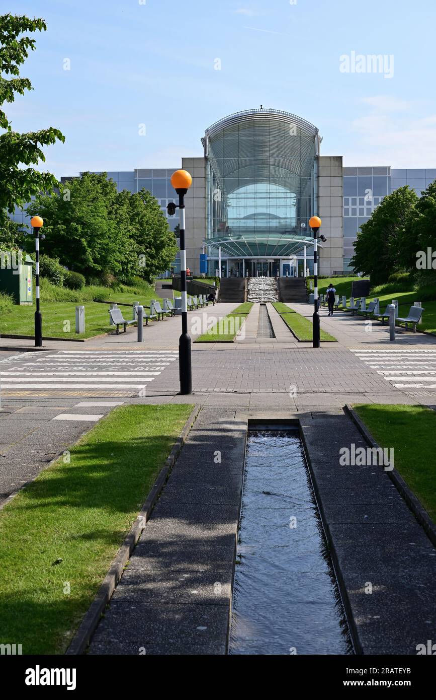 Pedestrian crossing leading to one of the entrances to The Mall