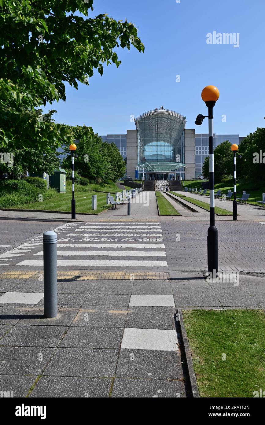 Pedestrian crossing leading to one of the entrances to The Mall