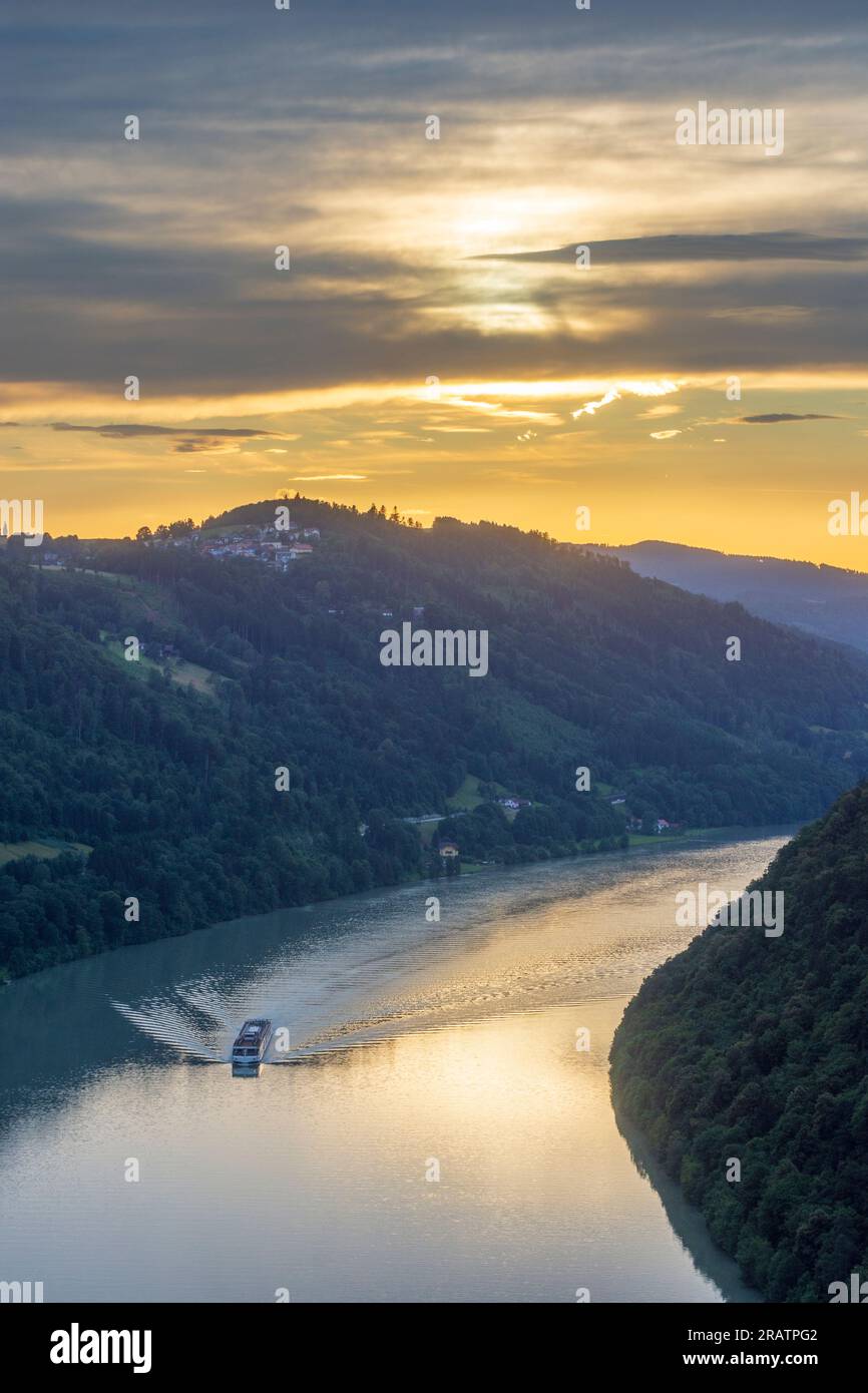 Haibach ob der Donau: bend of river Donau (Danube) 'Schlögener Schlinge' in hamlet Schlögen, cruise ship, sunset in Hausruckviertel, Oberösterreich, U Stock Photo