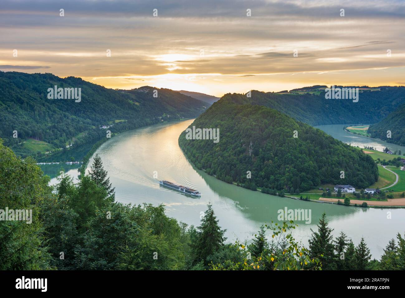 Haibach ob der Donau: bend of river Donau (Danube) 'Schlögener Schlinge' in hamlet Schlögen, cruise ship, sunset in Hausruckviertel, Oberösterreich, U Stock Photo