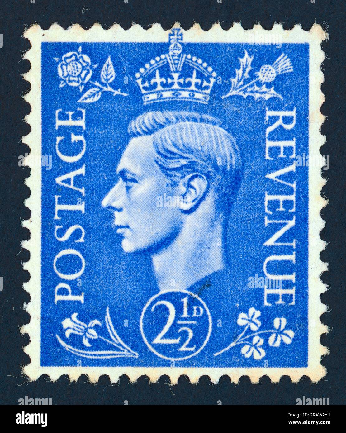 King George VI (ruled 1936–1952). Postage & Revenue stamp. United Kingdom, 1941. Face Value: 2½ D (pence). Designed by Edmund Dulac | Eric Gill. Stock Photo