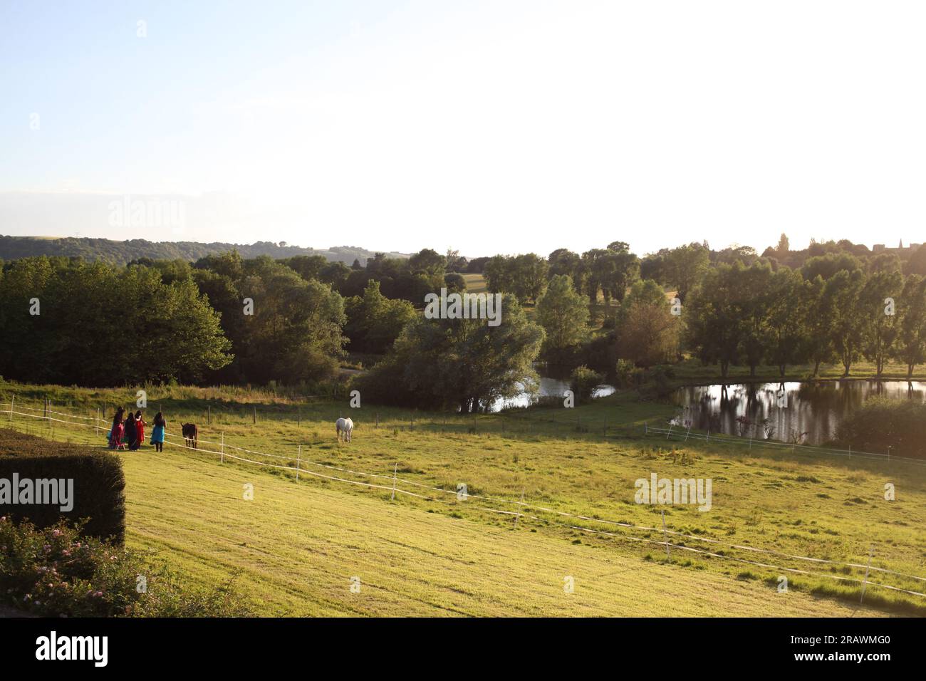 France : organisation de mariage, l'espace exterieur en pleine nature avec foret et lac Stock Photo