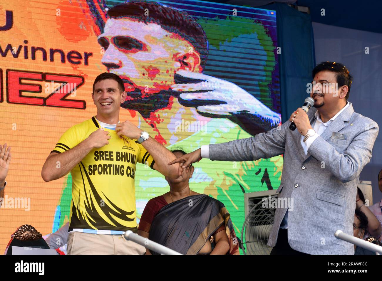 Kolkata, India. 05th July, 2023. July 05, 2023, Kolkata, India: 2022 FIFA World Cup winning, Argentina's goalkeeper Emiliano Martinez, he puts the jersey of Sree Bhumi Sporting Club during a fan event as part of his visit to India .on July 05, 2023 in Kolkata, India (Photo by Dipa Chakraborty/Eyepix Group). Credit: Eyepix Group/Alamy Live News Stock Photo