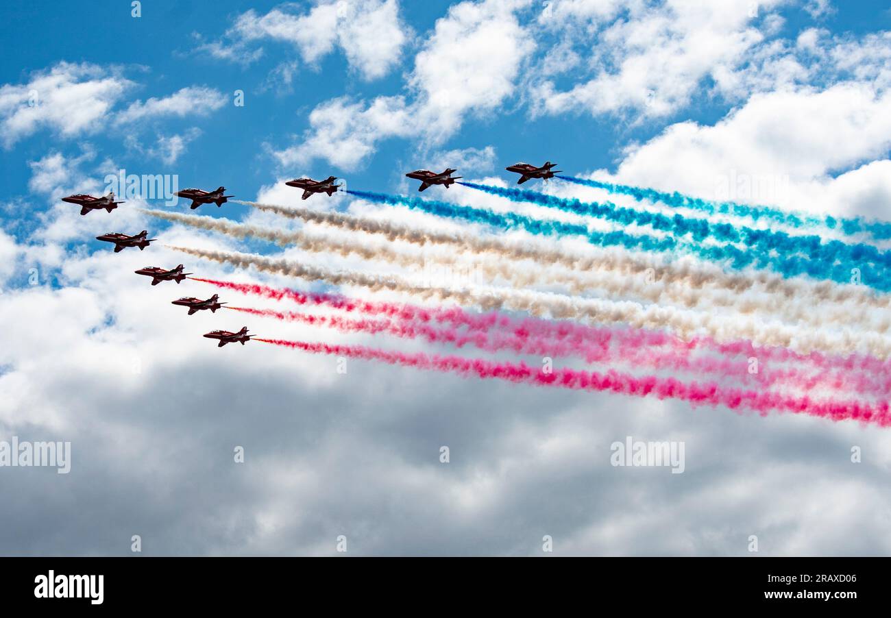 The RAF Red Arrows flypast Edinburgh on 5 July after King Charles III presented Honours of Scotland and  Service of Thanksgiving ( Scottish Crown Jewe Stock Photo