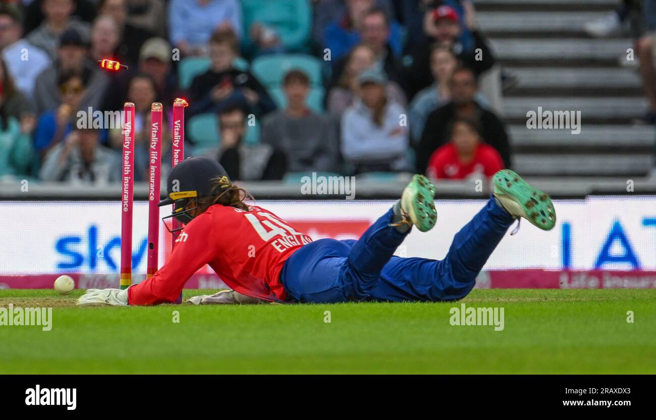 Oval, England. 3 July, 2023. Amy Jones of England runs out Tahlia McGrath of Australia during the Second Vitality IT20 match between England Women and Australia Women. Credit: Nigel Bramley/Alamy Live News Stock Photo