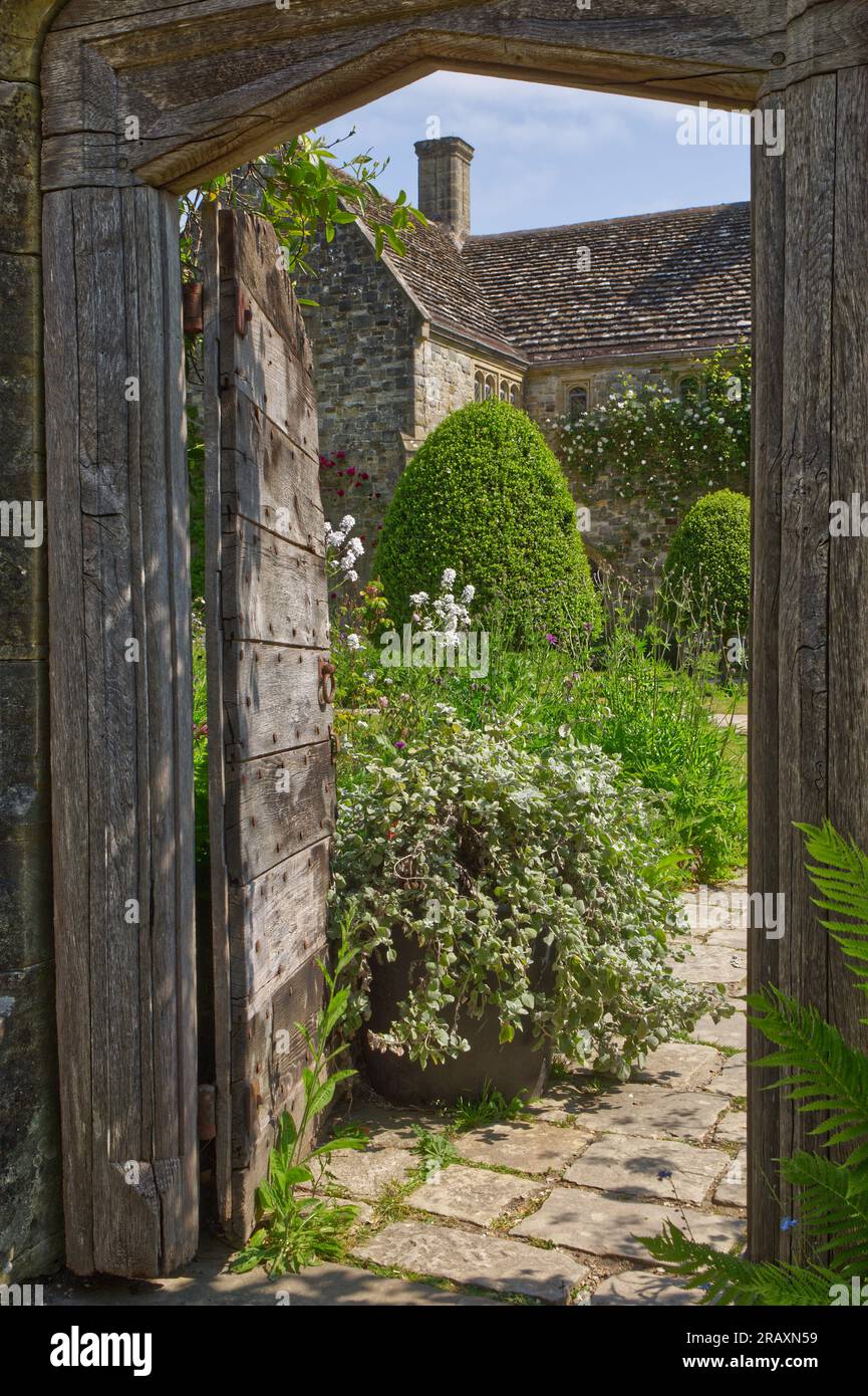 Old english garden wall hi-res stock photography and images - Alamy