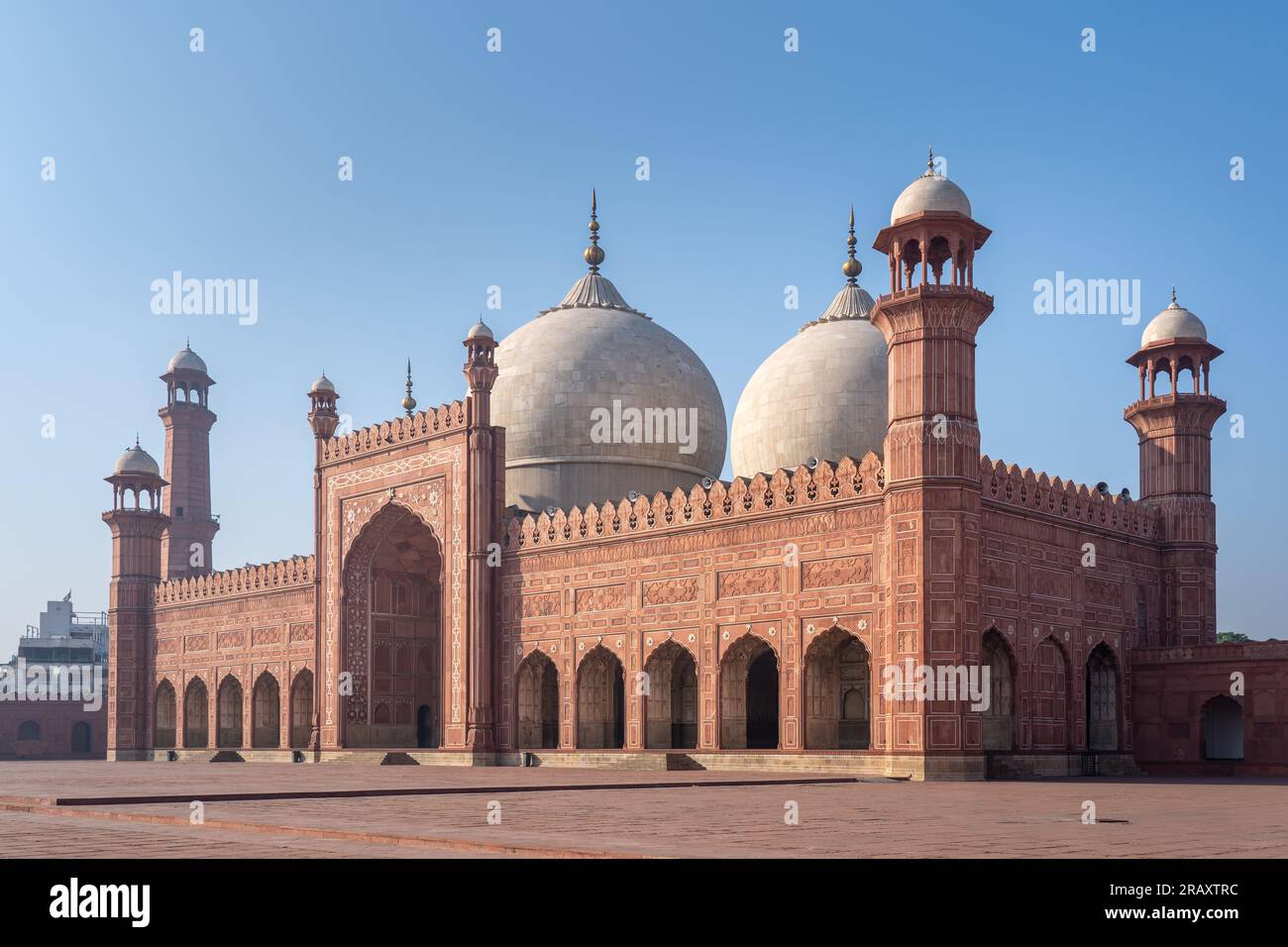 Side view of beautiful ancient Badshahi mosque with courtyard built by mughal emperor Aurangzeb a landmark of Lahore, Punjab, Pakistan Stock Photo