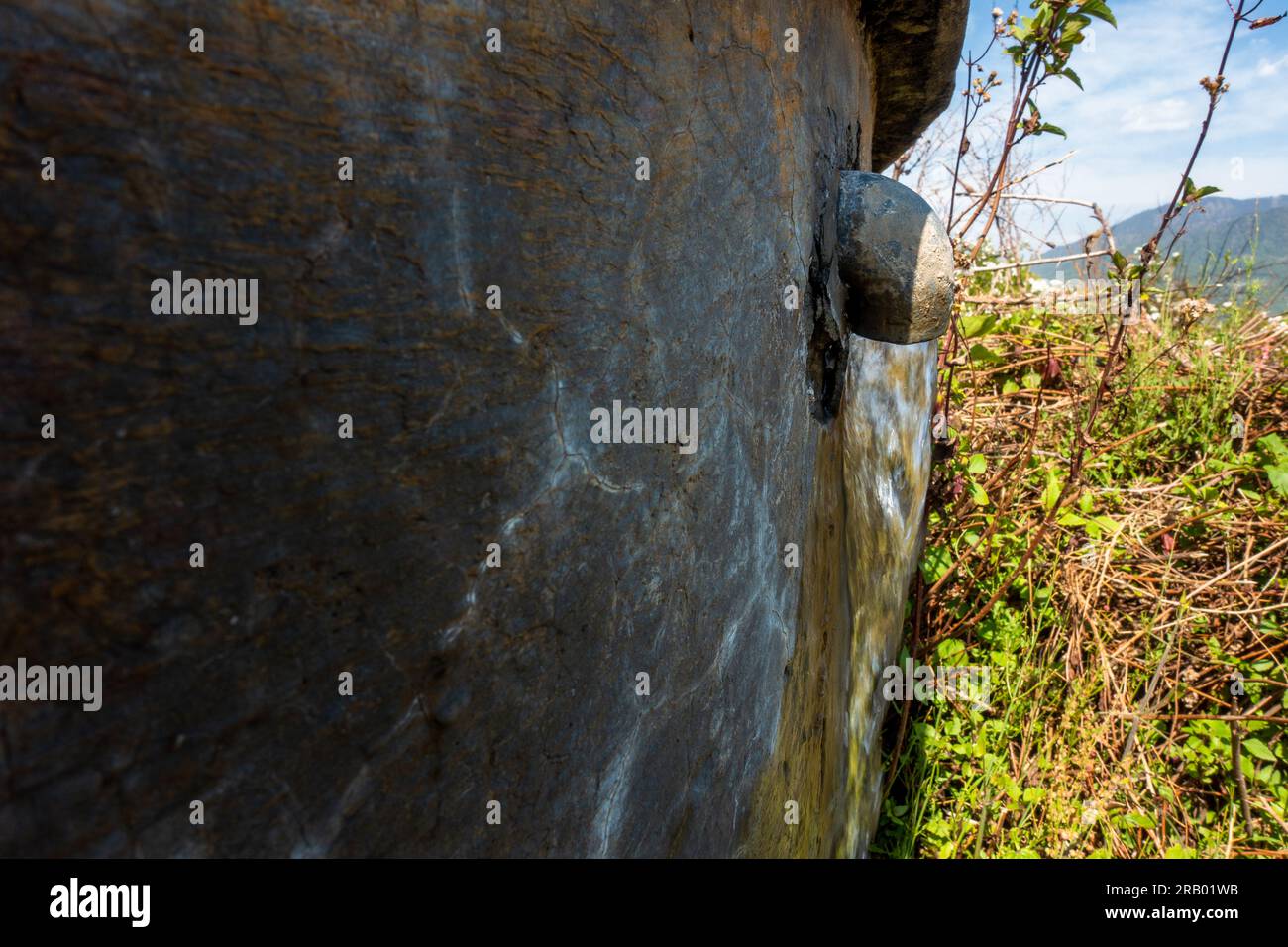 Overflowing outlet valve of a concrete circular tank constructed in the