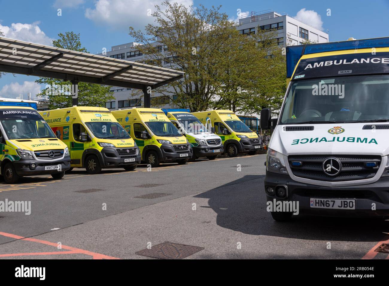 Ambulances at the John Radcliffe hospital, Oxford, UK Stock Photo