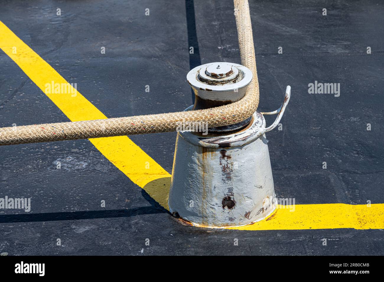 Heavyduty Dock Line on a Ferry Stock Photo Alamy