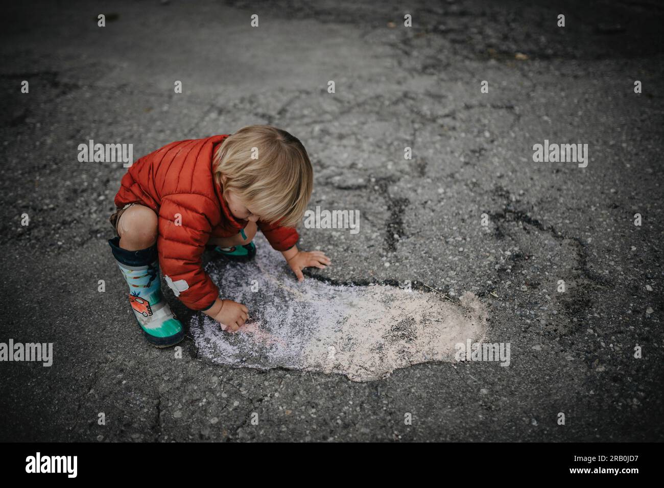 Little boy drawing with chalk on the street Stock Photo - Alamy