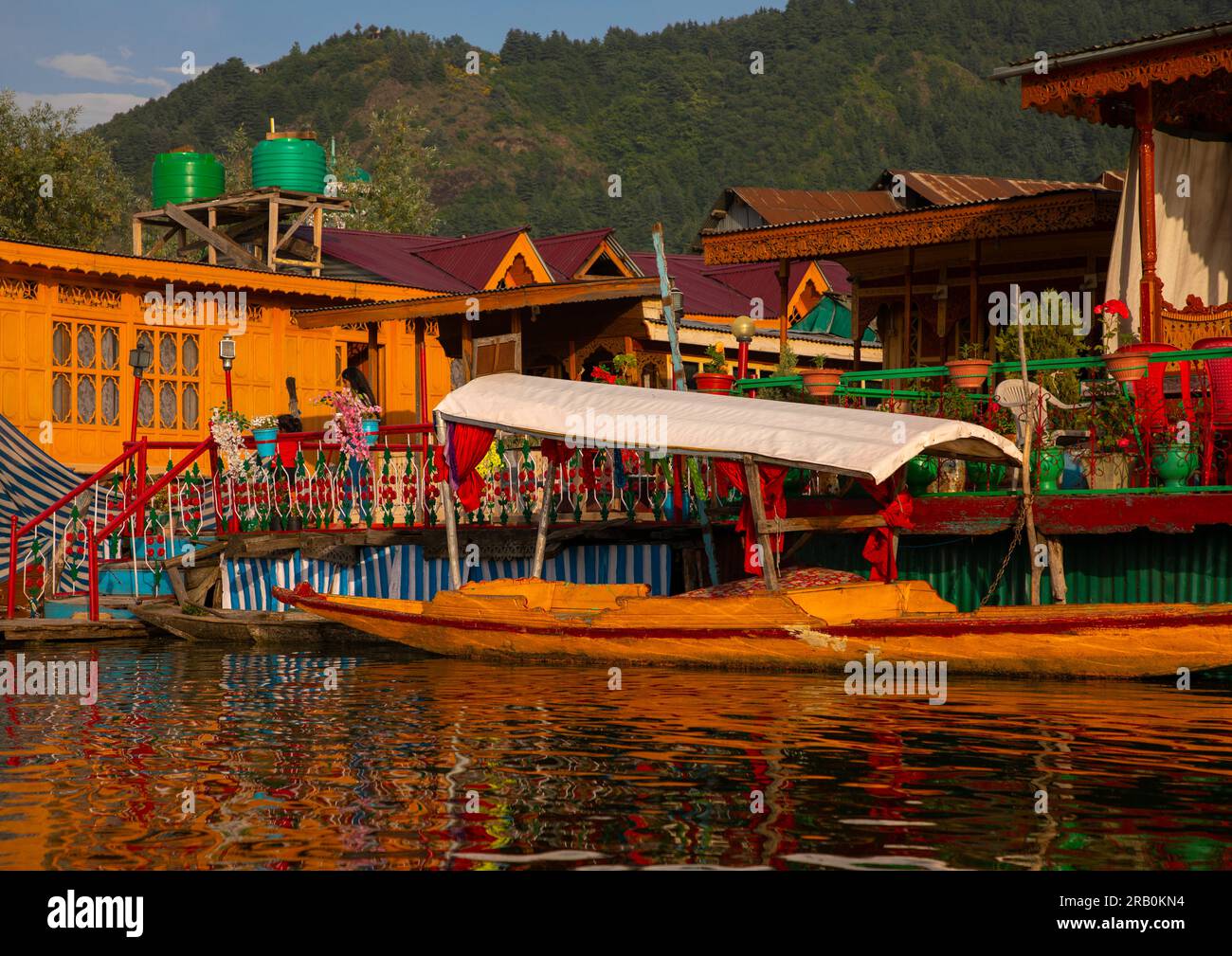 houseboats-on-dal-lake-jammu-and-kashmir-srinagar-india-stock-photo