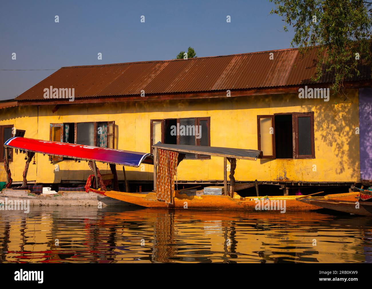 houseboats-on-dal-lake-jammu-and-kashmir-srinagar-india-stock-photo