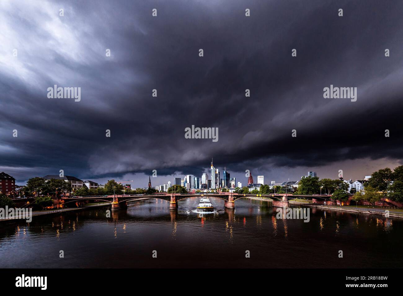 Thunderstorm cell over Frankfurt am Main, taken at the Flösserbrücke on the river Main, the thundercloud is directly above the skyline, Hesse, Germany Stock Photo