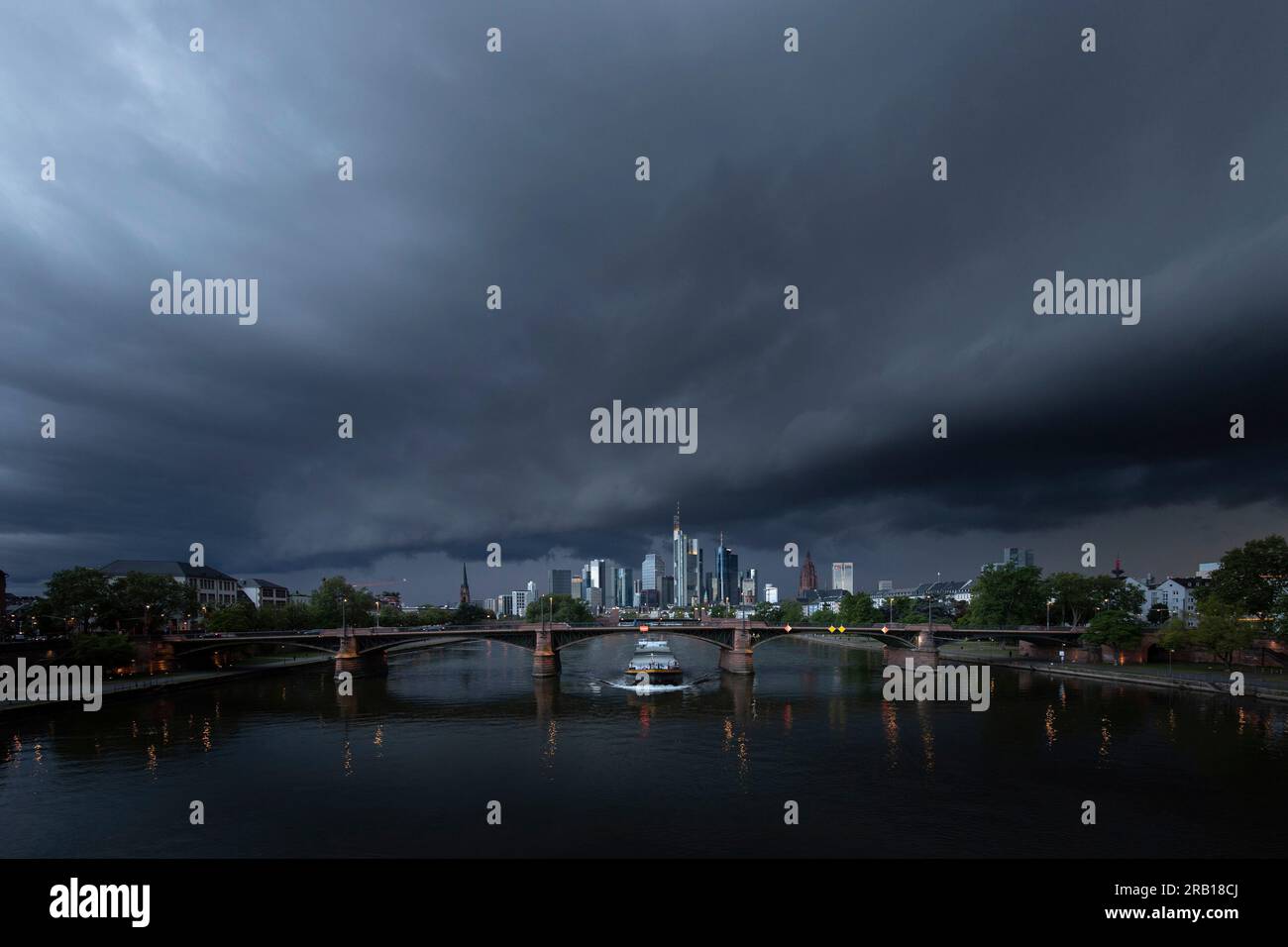 Thunderstorm cell over Frankfurt am Main, taken at the Flösserbrücke on the river Main, the thundercloud is directly above the skyline, Hesse, Germany Stock Photo