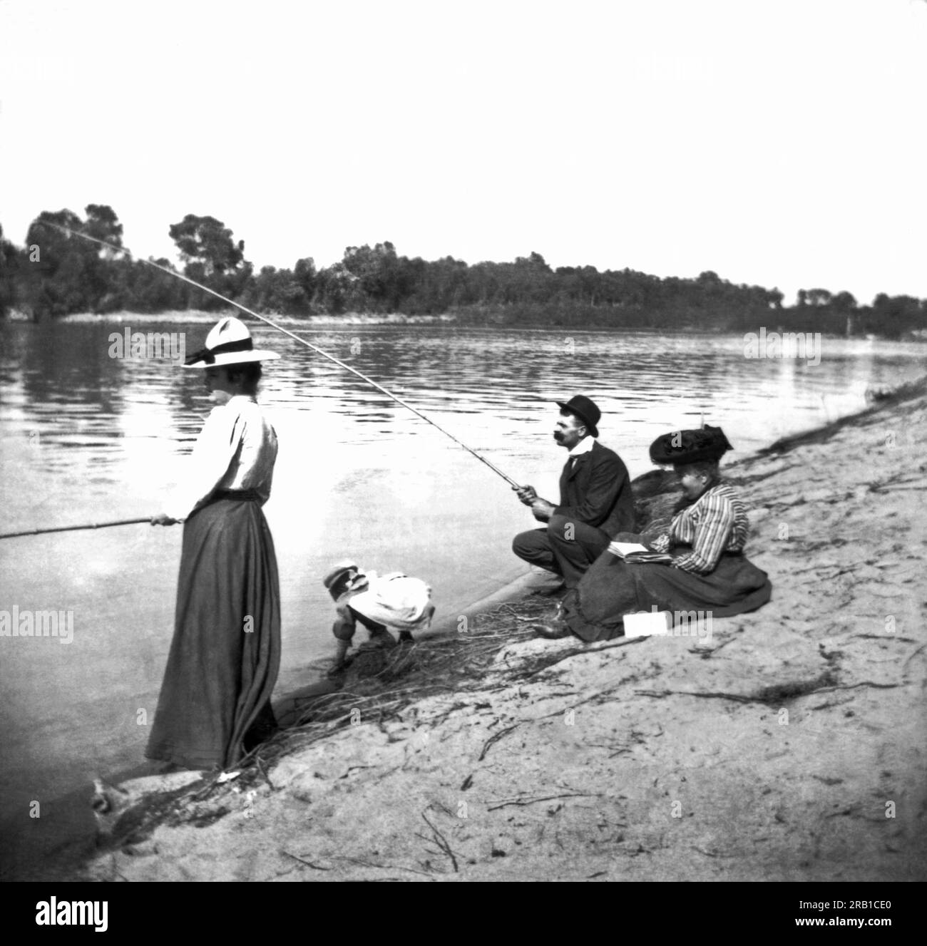 Man fishing woman reading book hi-res stock photography and images - Alamy