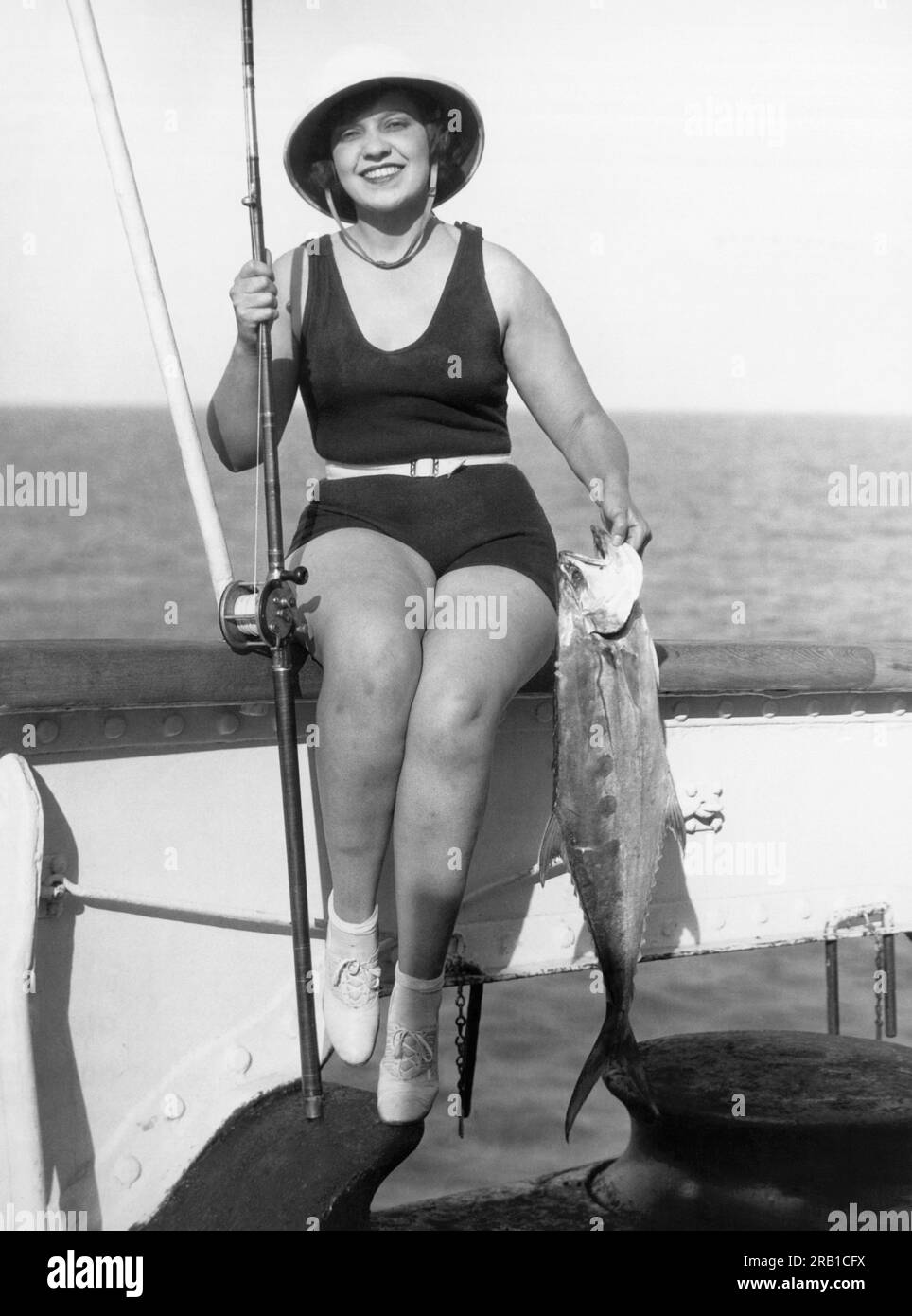 Vintage woman fishing hi-res stock photography and images - Page 3