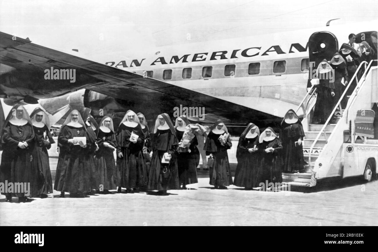 Miami, Florida:  May 18, 1961 Thirty-eight Roman Catholic nuns of the Order of the Apostolate of the Sacred Heart arrive on a special Pan American refugee flight from Cuba. Stock Photo
