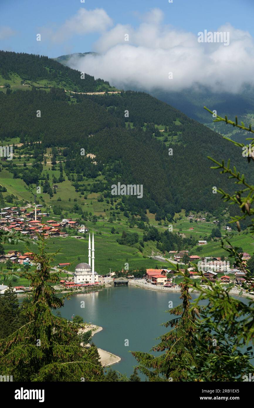 uzungol-located-in-trabzon-turkey-is-one-of-the-most-visited-places