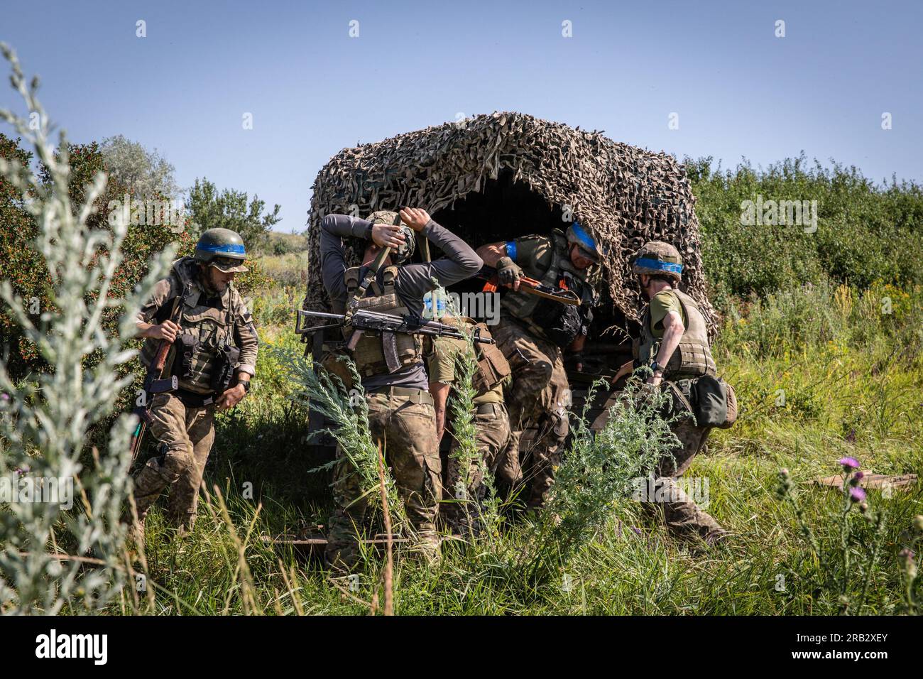 Soldiers from Ukraine Navy Infantry 35 Brigade jumped off the truck ...