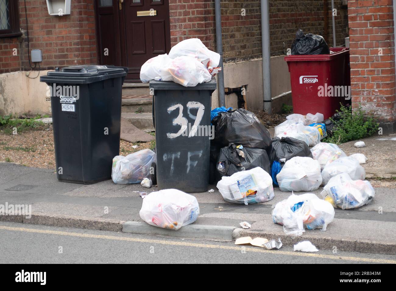 Plastic litter town centre uk hires stock photography and images Alamy