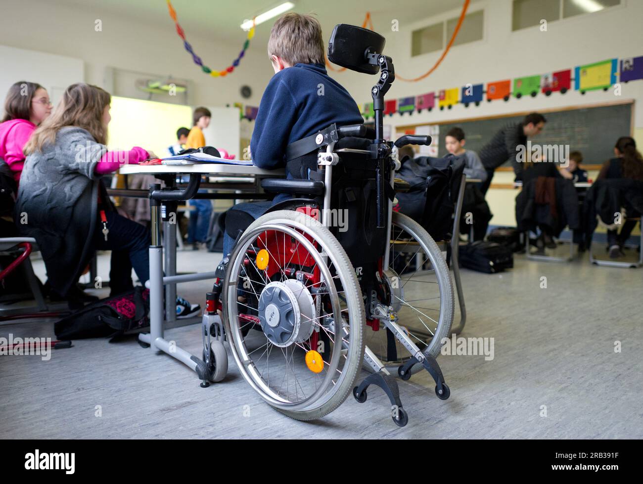 Ein Junge in einem Rollstuhl nimmt am 15.03.2012 in Mannheim in einer fünften Klasse der Waldschule am Unterricht teil. Die Waldschule ist eine Werkre Stock Photo