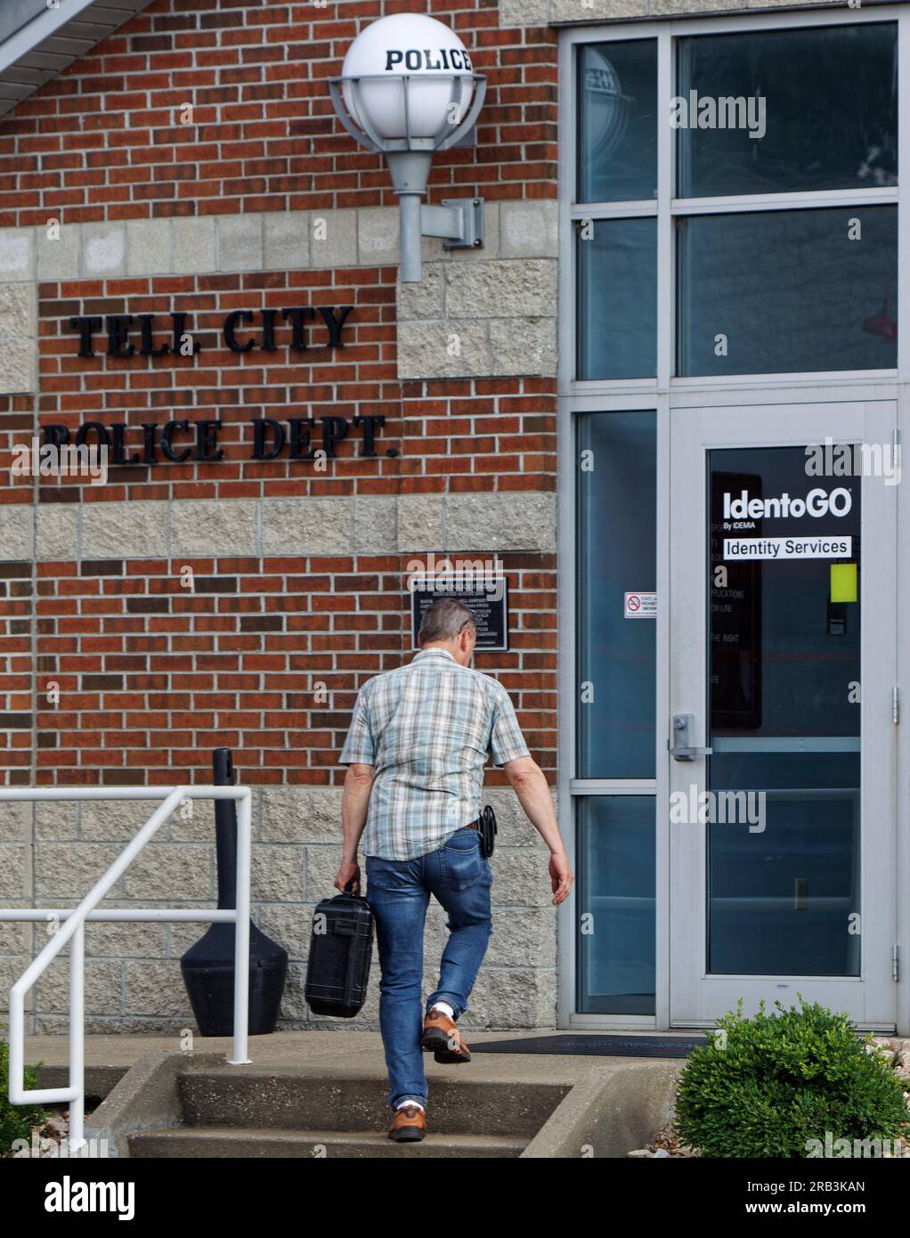 An unidentified man walks into the Tell City Police Department carrying a hard-sided equipment case on Thursday, July 6, 2023 in Tell City, Troy Township, Perry County, IN, USA. Glenn, 47, was shot and killed July 3 while trying to arrest a domestic violence suspect at a local hospital, becoming the first line-of-duty death in the Tell City Police Department's nearly 165-year history and second Indiana police officer to be killed in the line of duty in less than a week. (Apex MediaWire Photo by Billy Suratt) Stock Photo