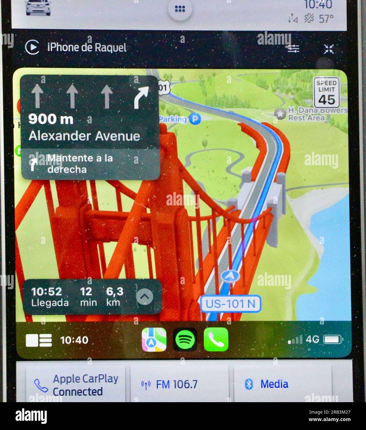 Apple iPhone satnav in Spanish connected to a car screen with an image