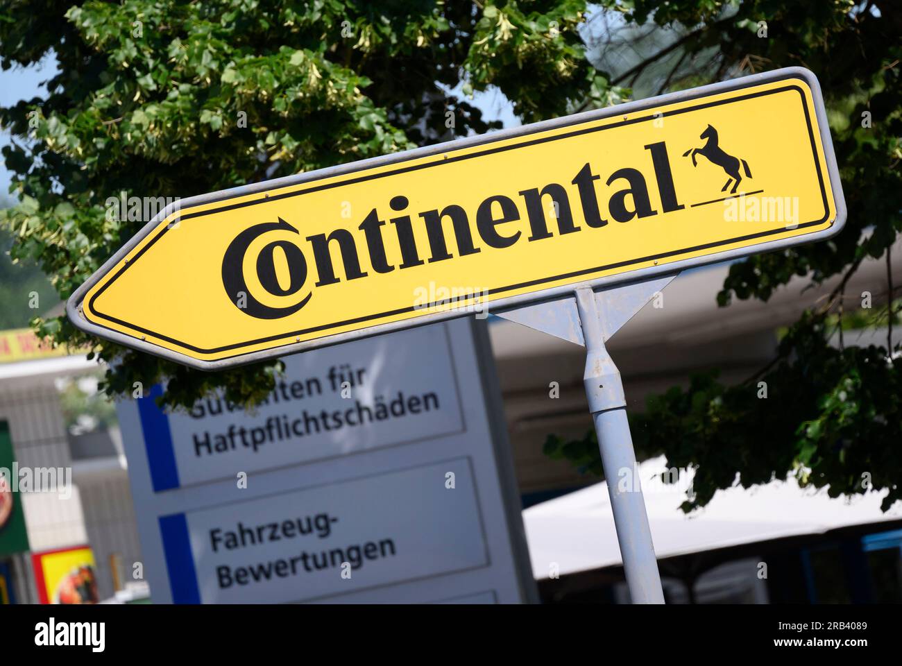 Gifhorn, Germany. 07th July, 2023. A sign shows the way to the Continental plant. Automotive supplier Continental plans to close its loss-making plant in Gifhorn by the end of 2027. Credit: Julian Stratenschulte/dpa/Alamy Live News Stock Photo
