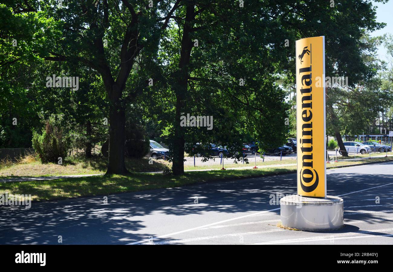 Gifhorn, Germany. 07th July, 2023. A sign shows the way to the Continental plant. Automotive supplier Continental plans to close its loss-making plant in Gifhorn by the end of 2027. Credit: Julian Stratenschulte/dpa/Alamy Live News Stock Photo