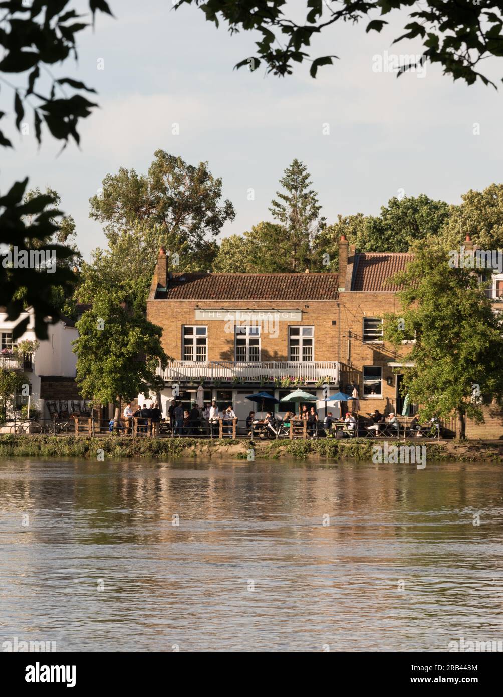 People relaxing after work outside the City Barge public house on Strand-On-The-Green, Chiswick, west London, England, U.K. Stock Photo