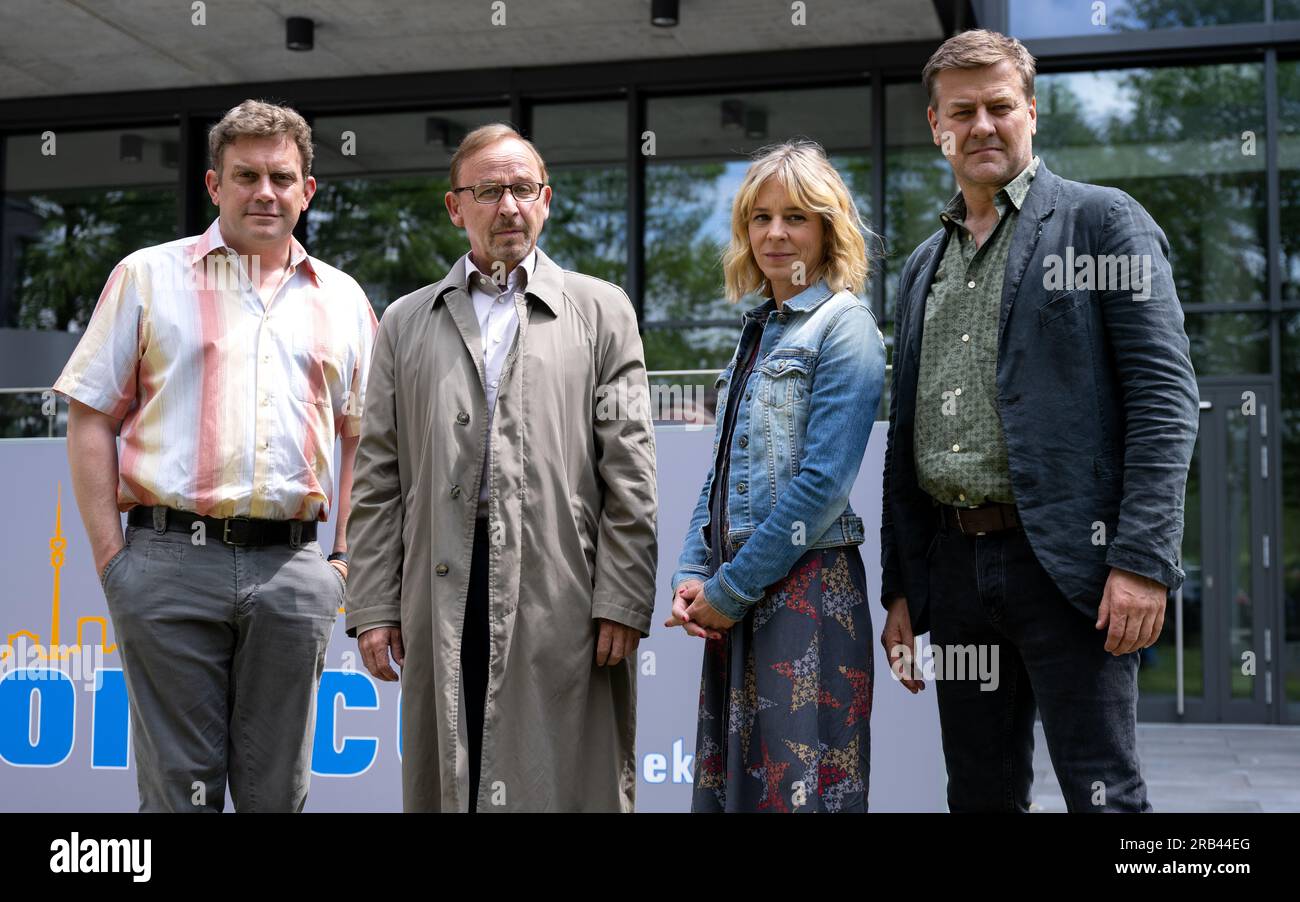 PRODUCTION - 06 July 2023, Bavaria, Munich: Sebastian Bezzel as Max Hämmerle (l-r), Alexander Held as Inspector Ludwig Schaller, Bernadette Heerwagen as Inspector Angelika Flierl and Marcus Mittermeier as Inspector Harald Neuhauser stand during a photo session on the film set of the crime series 'München Mord. Sebastian Bezzel will soon be a guest star on the ZDF series 'München Mord'. This week, filming took place in Munich-Schwabing. In the case with the working title 'Nix für Angsthasen' Bezzel plays a citizen who was once celebrated in the press as an everyday hero: Matthias Hämmerle had p Stock Photo