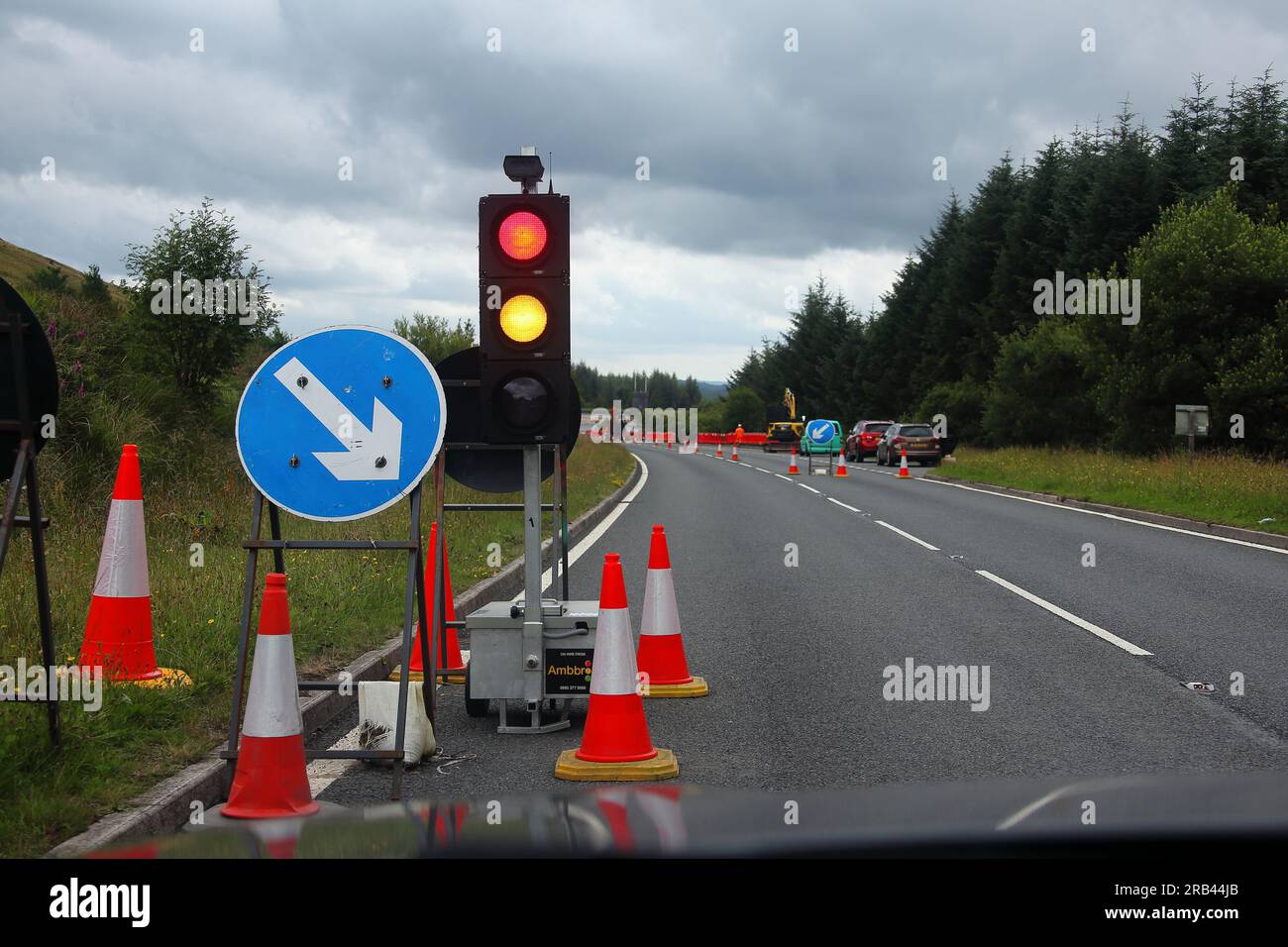 Traffic lights wirelessly operated and battery powered controlling