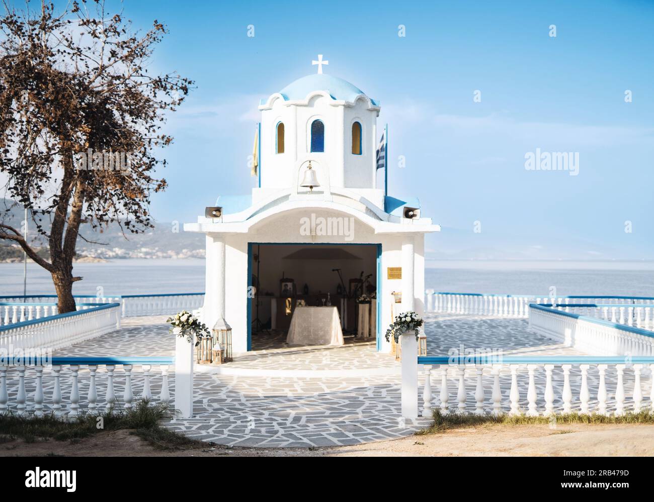 Hochzeitskapelle in Griechenland, direkt am Strand von Kavala Stock Photo