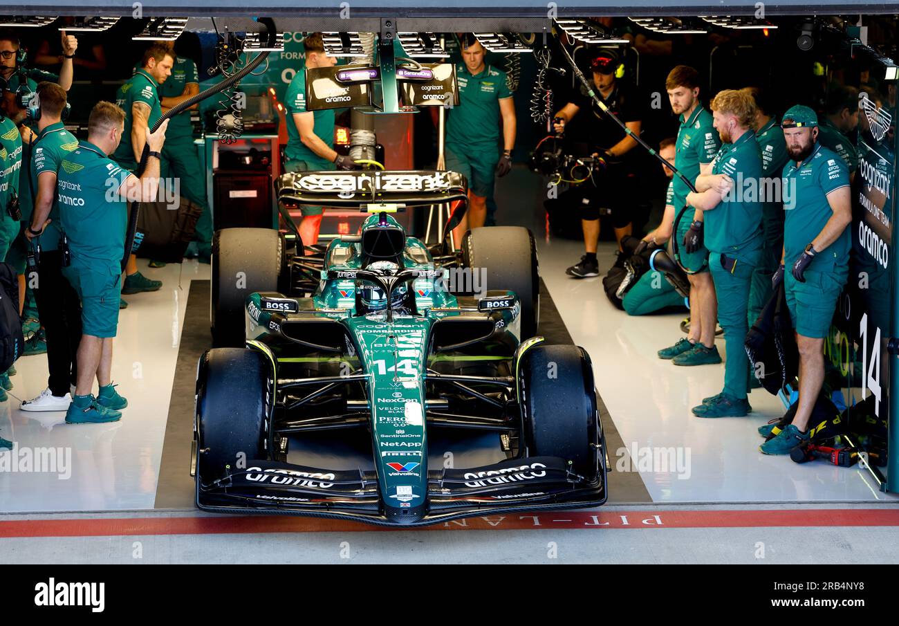 Alonso analiza datos en el garaje de Aston Martin, GP de México, octubre 2025.