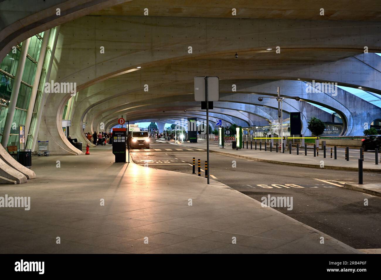 Outside Porto Airport terminal, the overhang weather protection for drop  off and collection of passengers, Portugal Stock Photo - Alamy