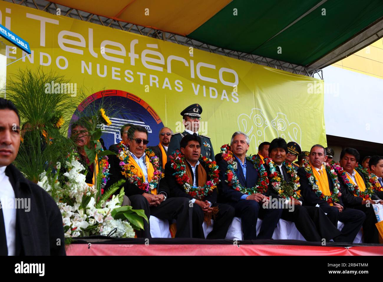 El Alto, Bolivia, 15th September 2014. Bolivian president Evo Morales (right of centre) and vice president Alvaro Garcia Linera (to the left) at the station in Ciudad Satelite during the inauguration ceremony of the Yellow Line. The Yellow Line is the second of three cable car lines to be opened this year, and is part of an ambitious project to relieve traffic congestion. The first line opened in May, when all three are open they will be the world's longest urban cable car system. The system has been built by the Austrian company Doppelmayr Stock Photo