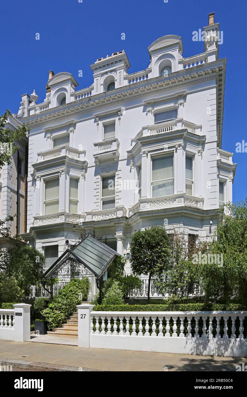 London, UK: Luxury houses in Pembridge Square, Notting Hill Gate, one of the the wealthiest areas of London. Huge, Regency-style luxury houses. Stock Photo