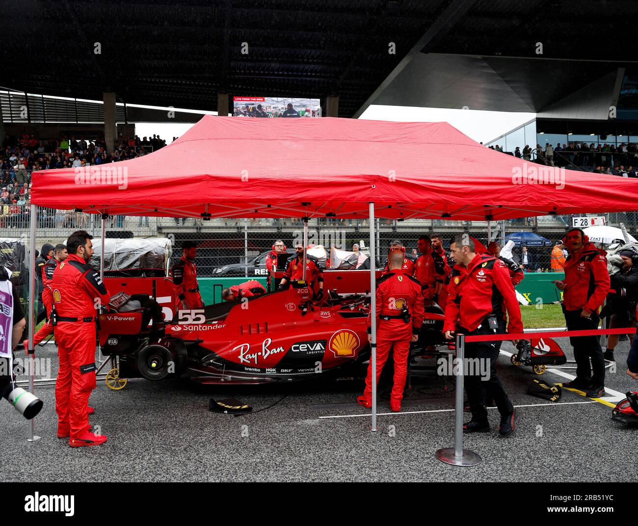 Ferrari f1 team mechanics hi-res stock photography and images