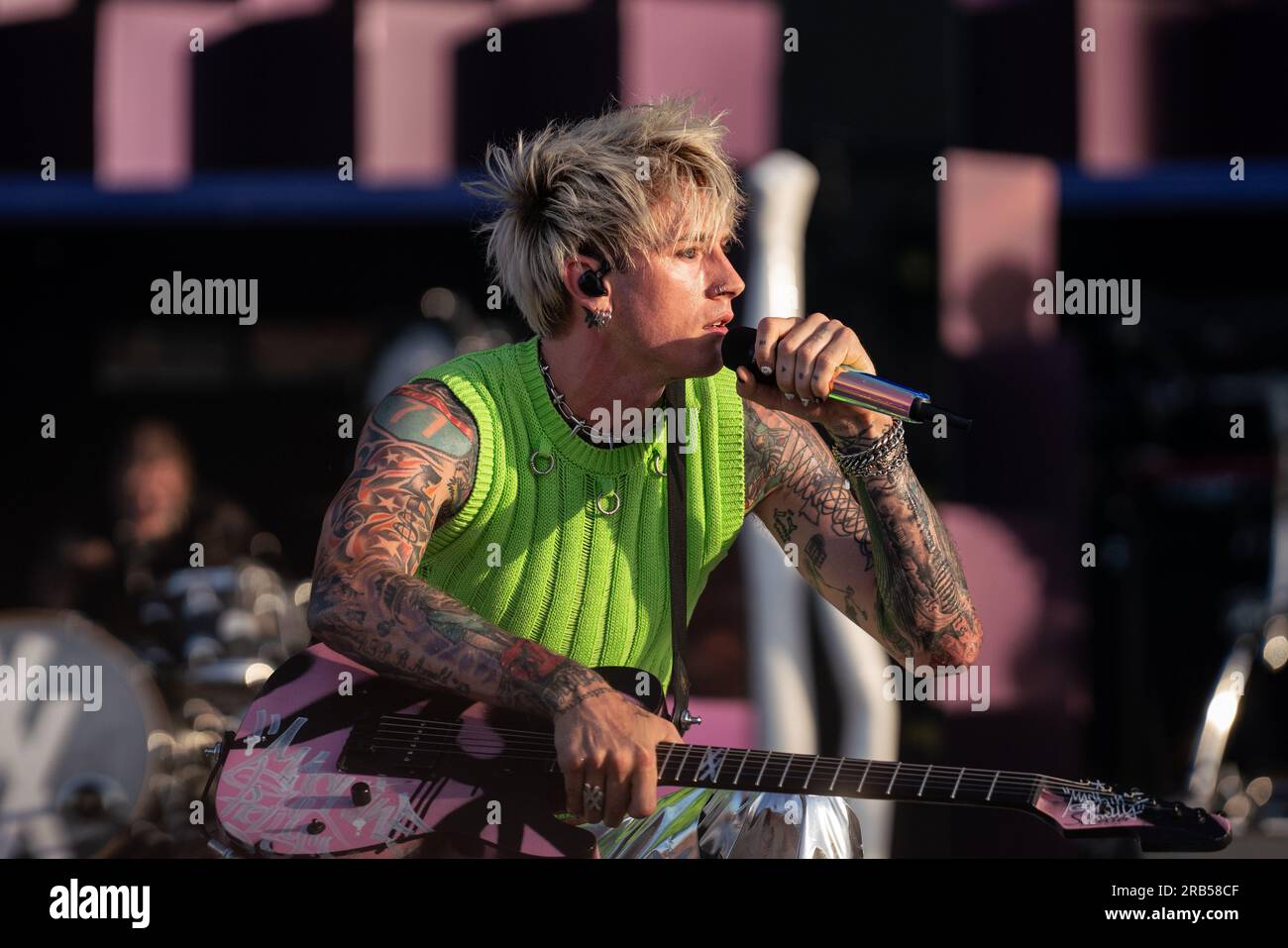 Machine gun kelly rapper hi-res stock photography and images