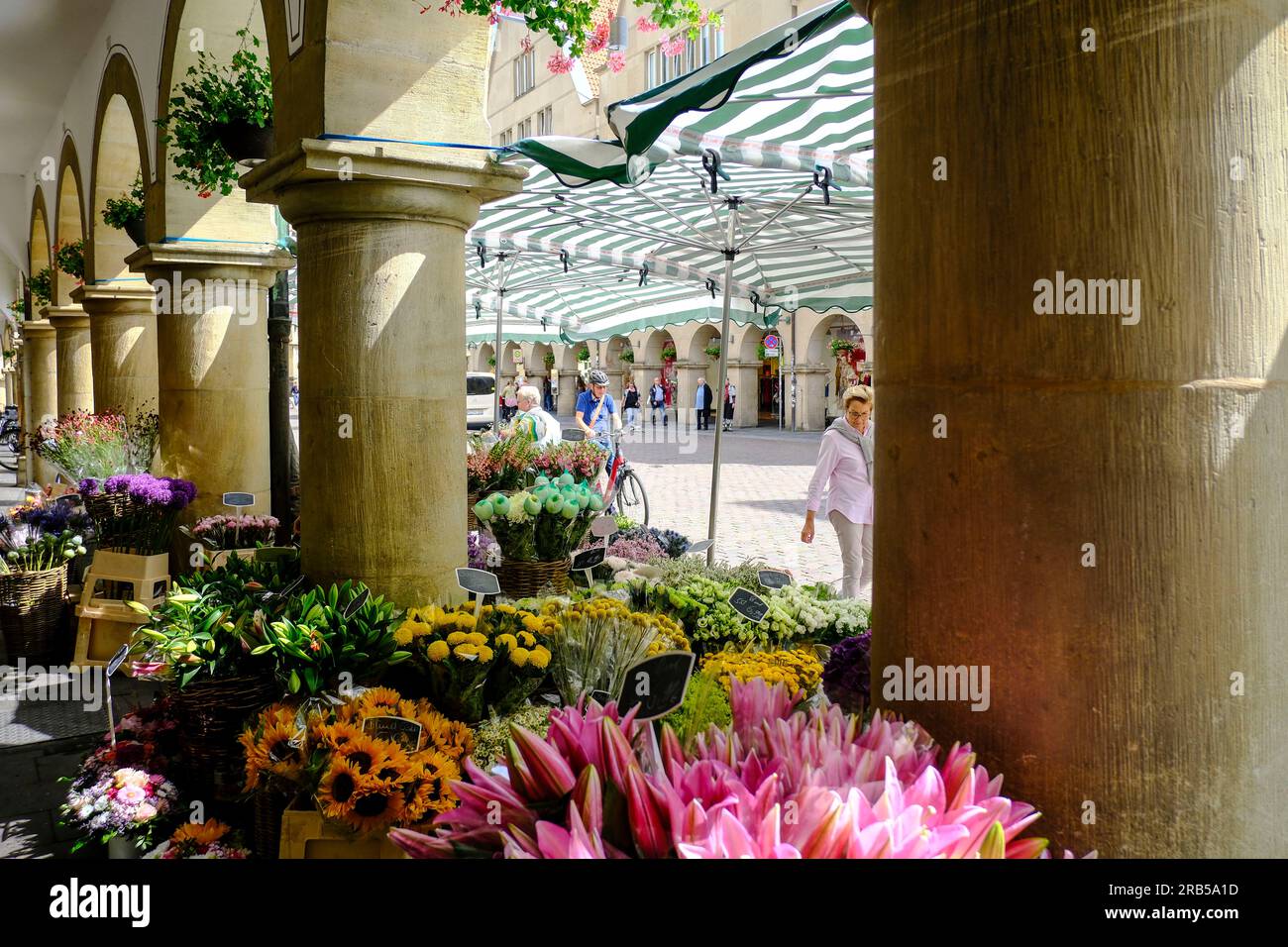 06.07.2023, Muenster, Nordrhein-Westfalen, Deutschland - Blumenstand unter den Arkaden am Prinzipalmarkt in Muenster im Sommer Stock Photo