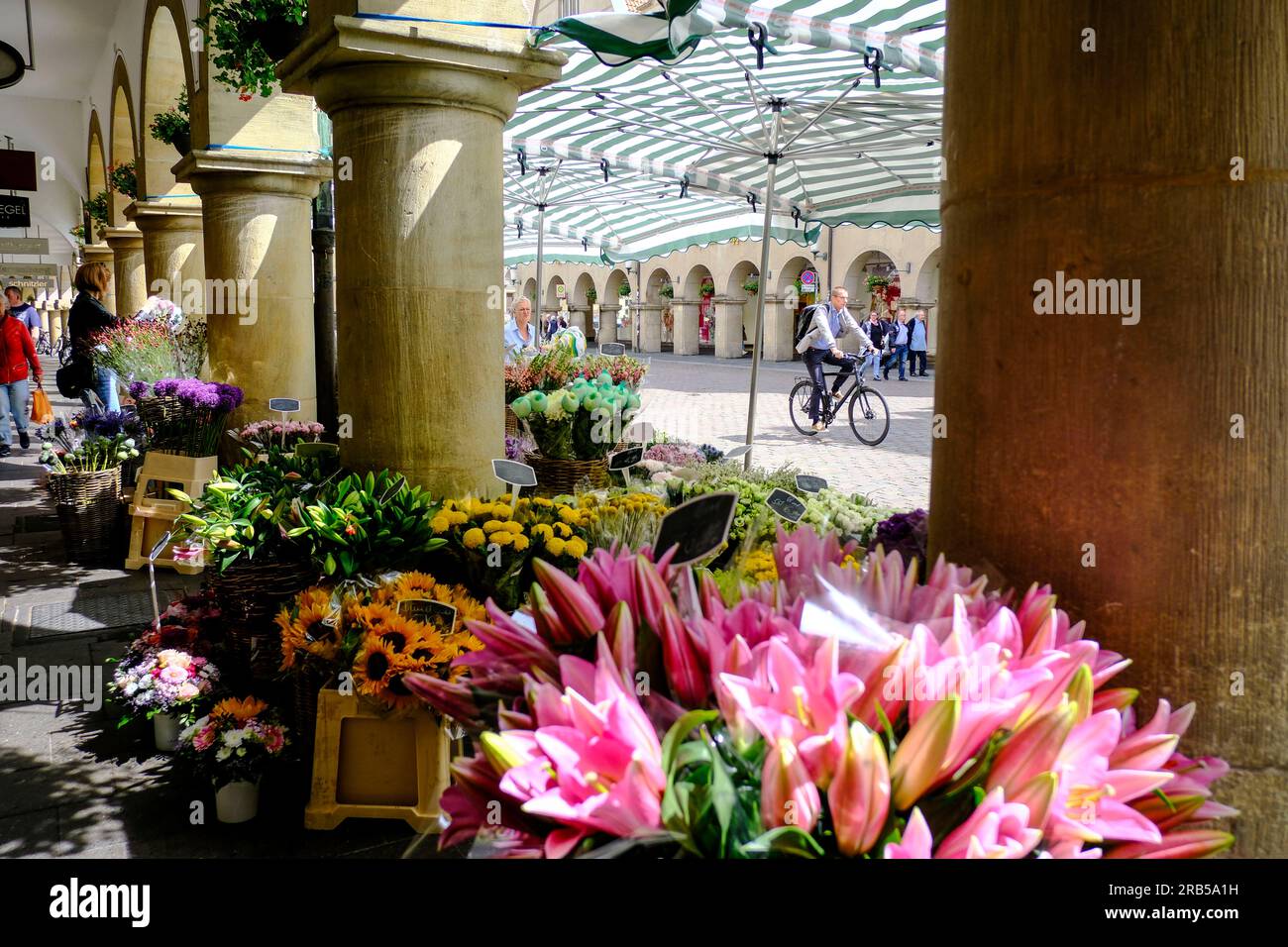 06.07.2023, Muenster, Nordrhein-Westfalen, Deutschland - Blumenstand unter den Arkaden am Prinzipalmarkt in Muenster im Sommer Stock Photo