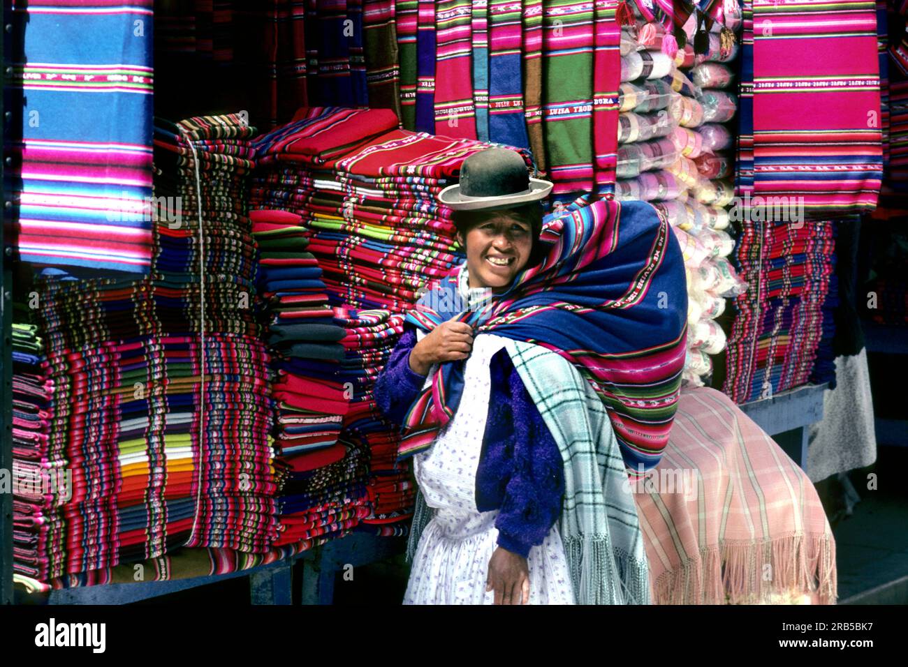Textile markets hi-res stock photography and images - Alamy