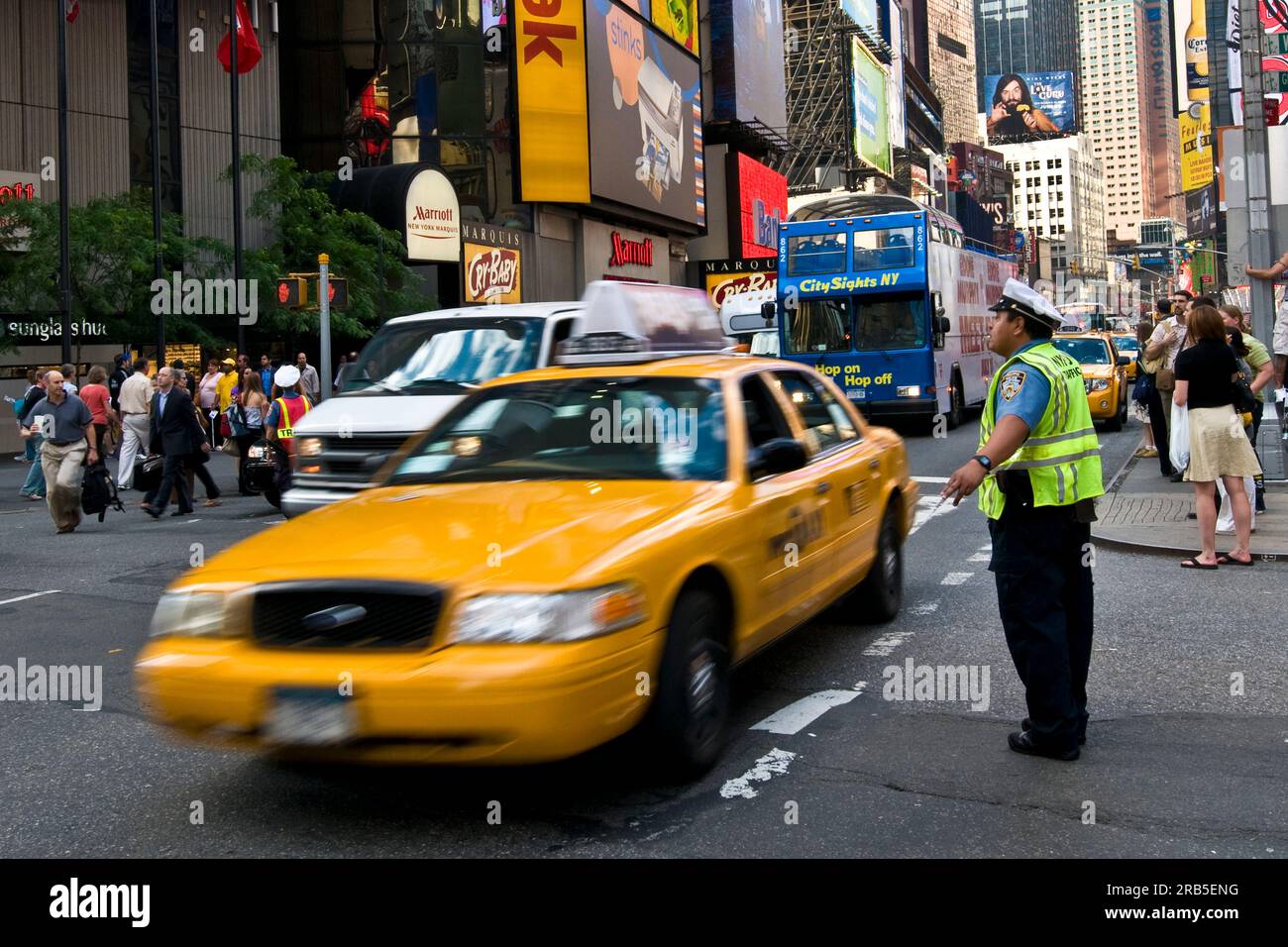 New york policeman times square hi-res stock photography and images - Alamy