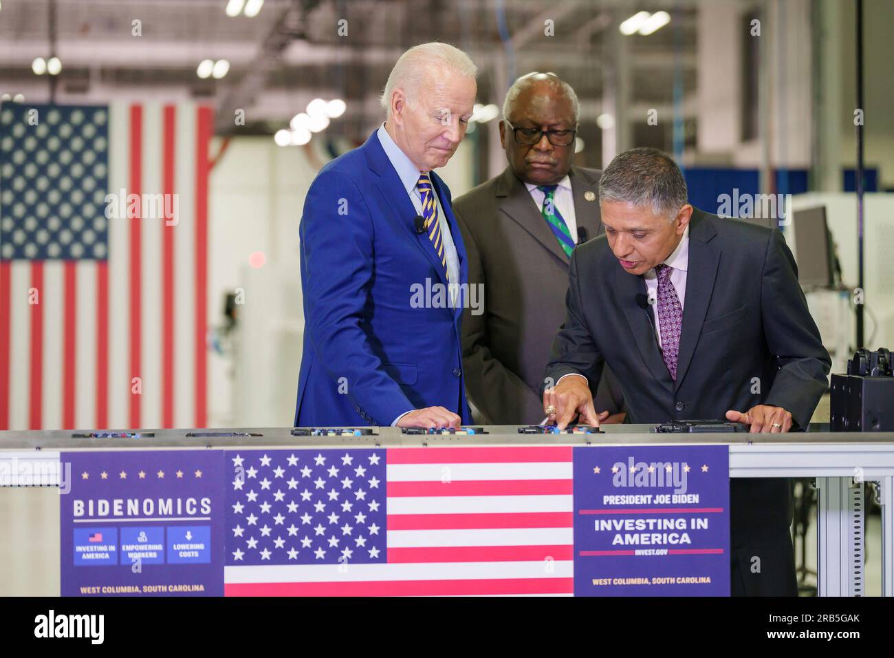 West Colombia, United States of America. 06 July, 2023. U.S President Joe Biden, left, and Rep. Jim Clyburn, D-S.C, listen to Raghu Belur, Co-Founder of Enphase Energy, right during a tour of Flex LTDC, July 6, 2023 in West Colombia, South Carolina. Biden announced a new partnership with Enphase to bring 600 new jobs to South Carolina because of the Biden-Harris Administration build back America plan. Credit: Adam Schultz/White House Photo/Alamy Live News Stock Photo