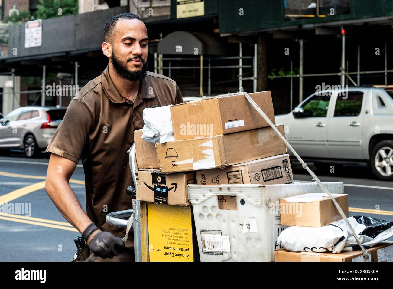 Ups driver hi-res stock photography and images - Alamy